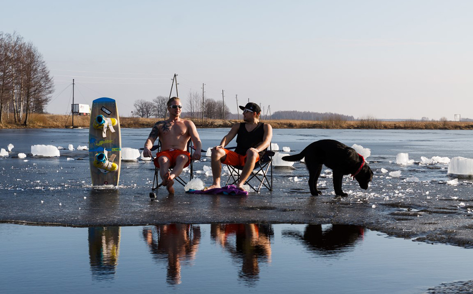 Izbaudi katru mirkli un priecājies. Padomi un ieteikumi, kā noķert prieku aukstā ūdenī. Mārupe Wakepark.