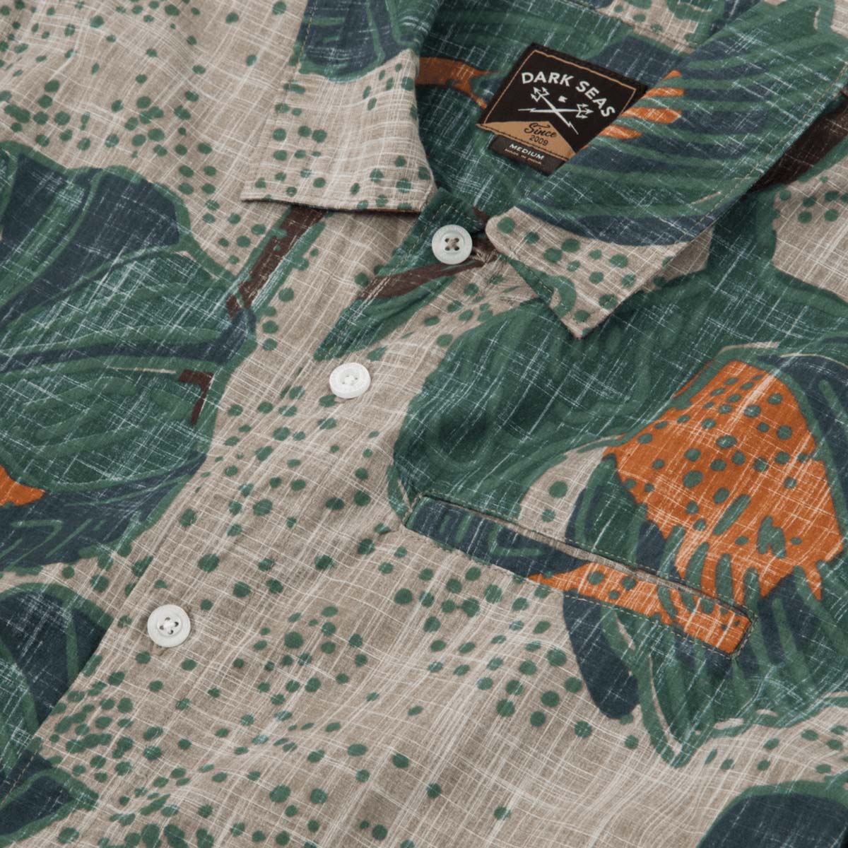 Dark Seas Bloom Woven S/S krekls ar īsām rokām –  Alvejas zaļš
