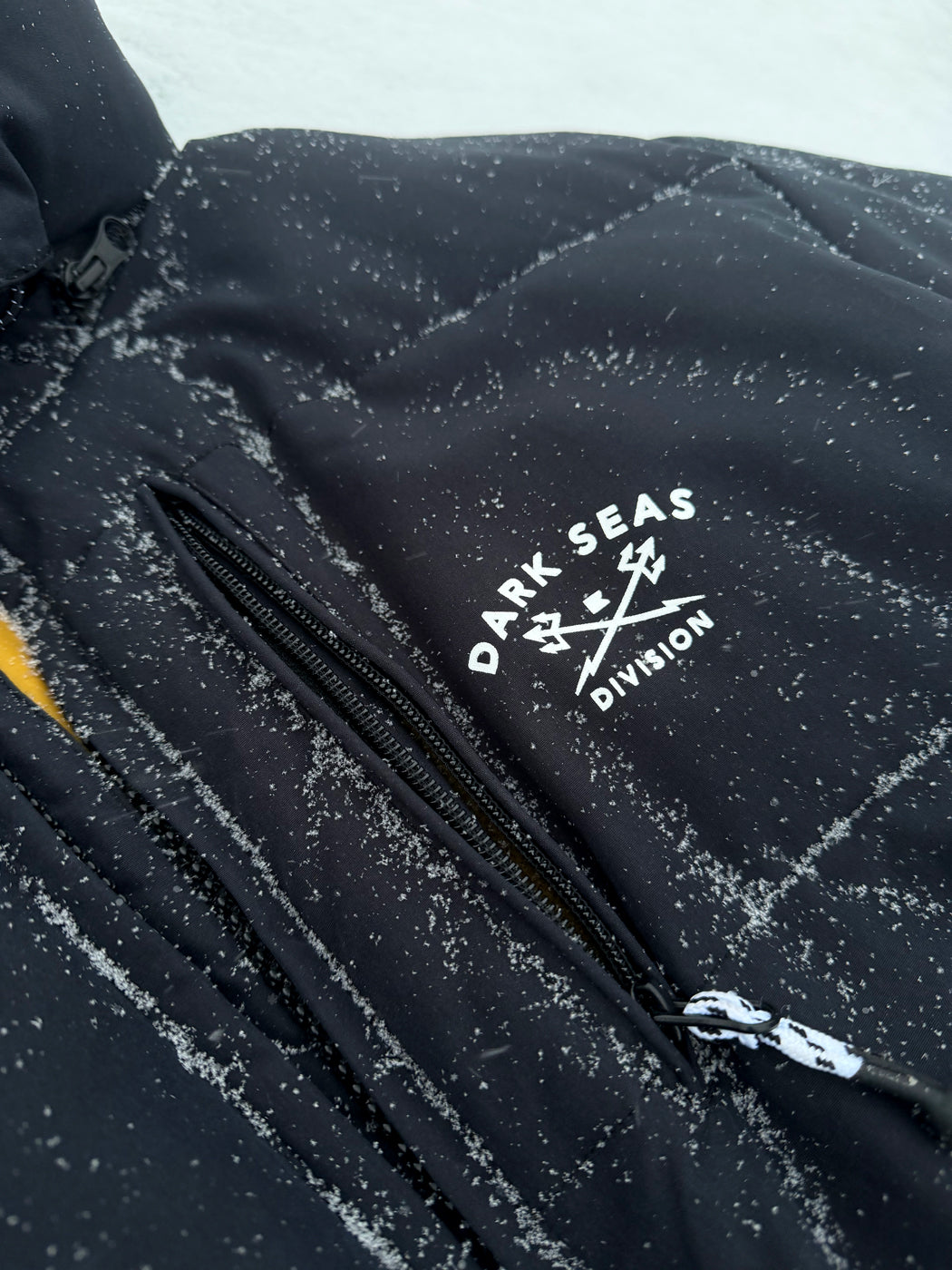 Puffer jaka ar noņemamu kapuci Dark Seas Thule Jacket – melna