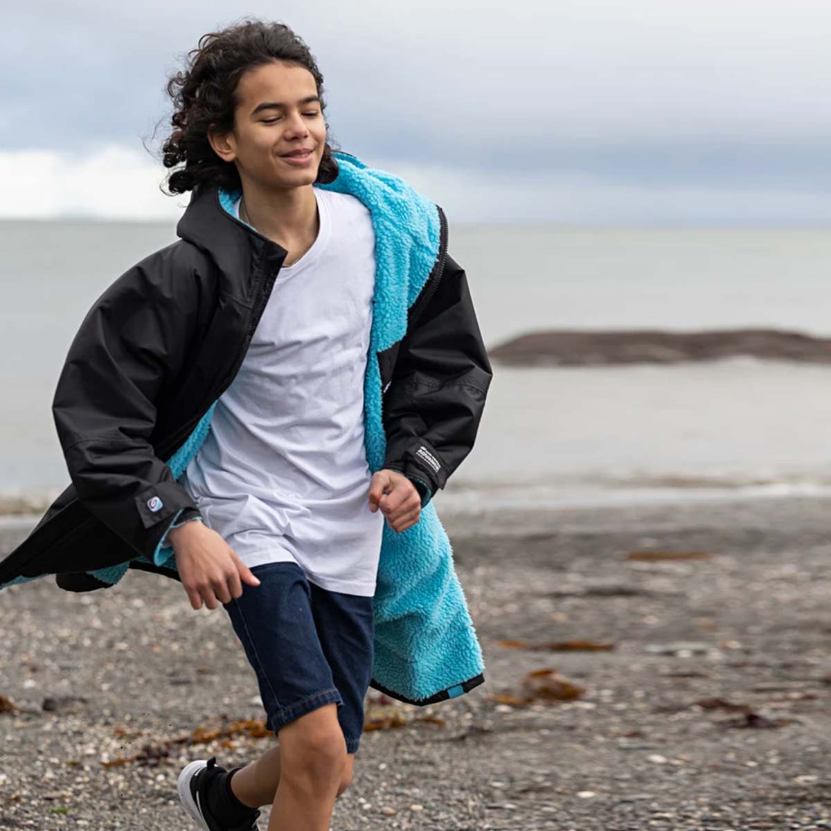 Bērnu pončo mētelis / jaka Dryrobe Advance Kids Changing Robe - melns ar zilu