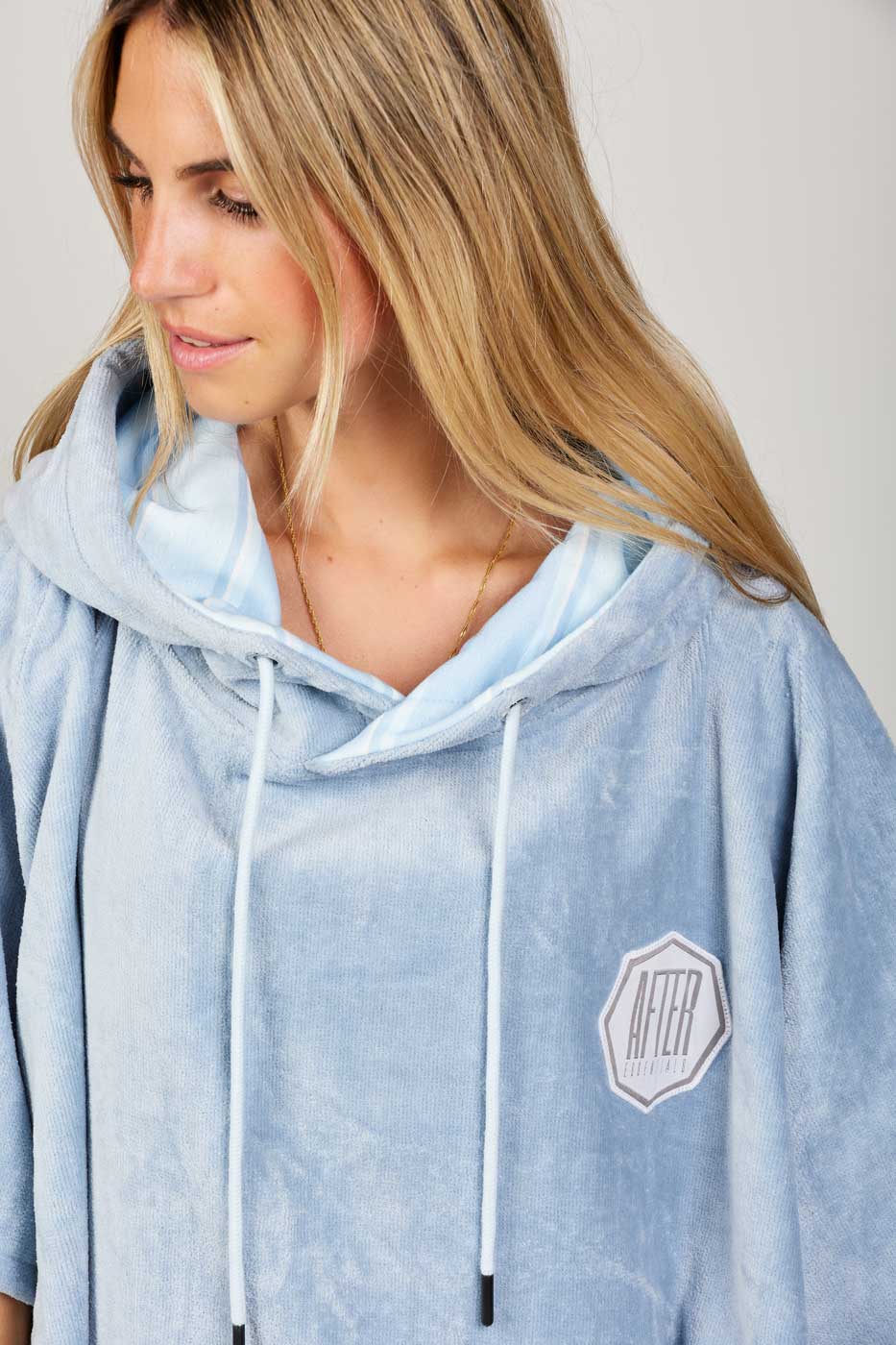 After Essentials High End Jacquard Poncho Towel – Bleached Blue