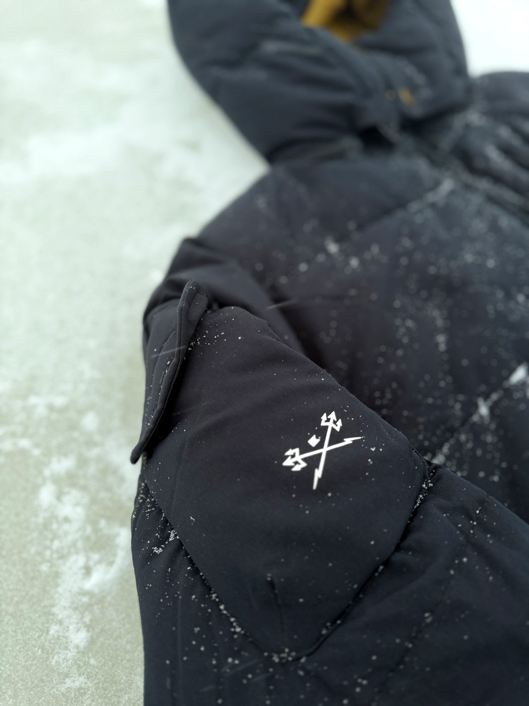 Puffer jaka ar noņemamu kapuci Dark Seas Thule Jacket – melna