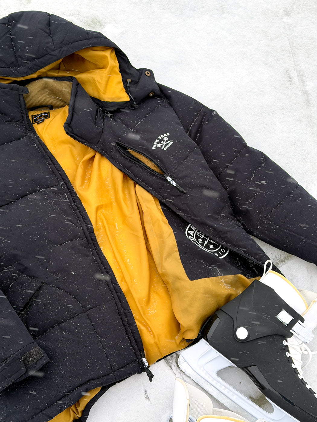Puffer jaka ar noņemamu kapuci Dark Seas Thule Jacket – melna