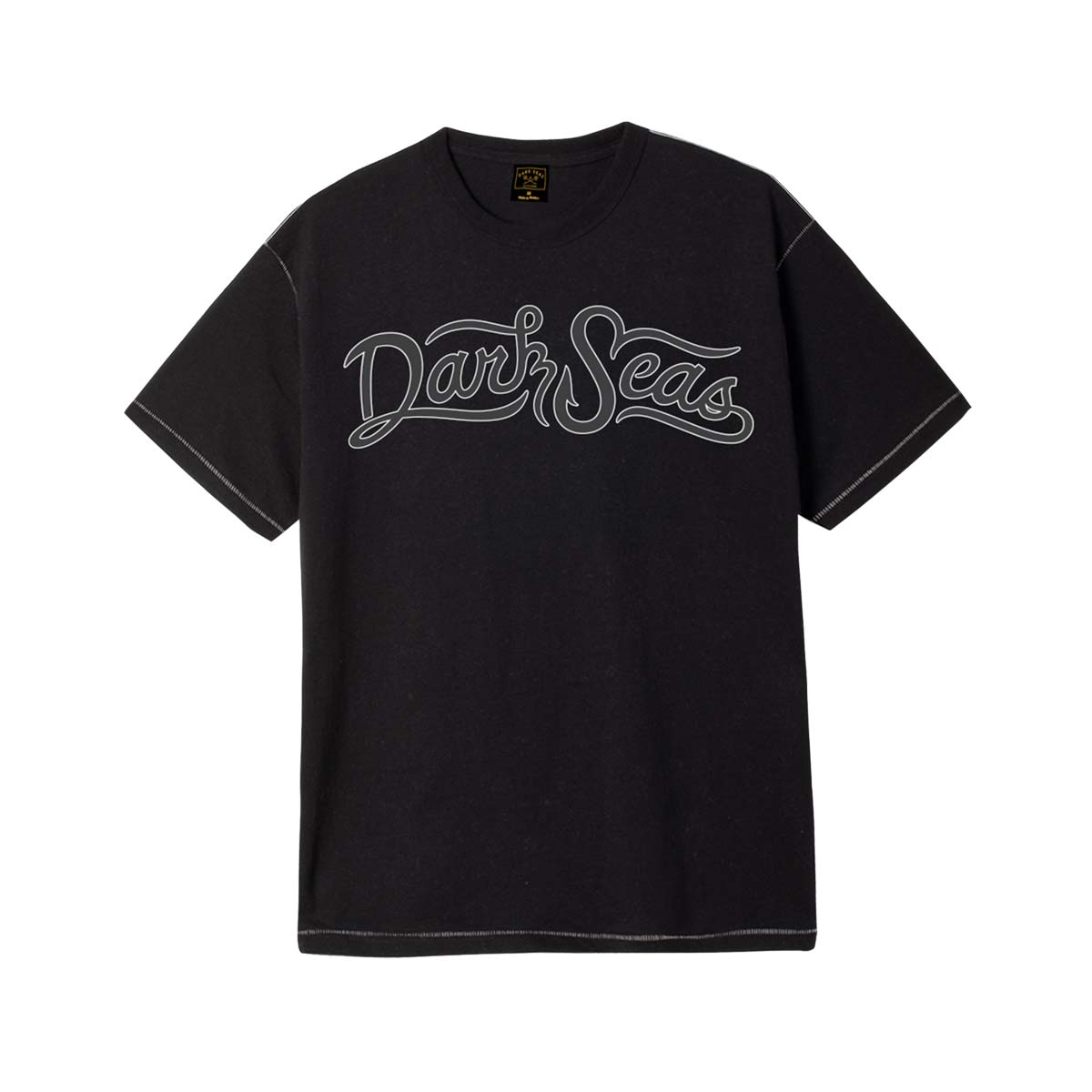 Dark Seas Symmetry Contrast Stitch T-krekls – melns