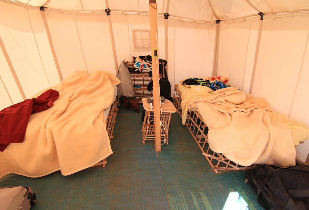 kaitpanku klīnika Viesi šeit guļ teltīs ar aizsienamām durvīm.