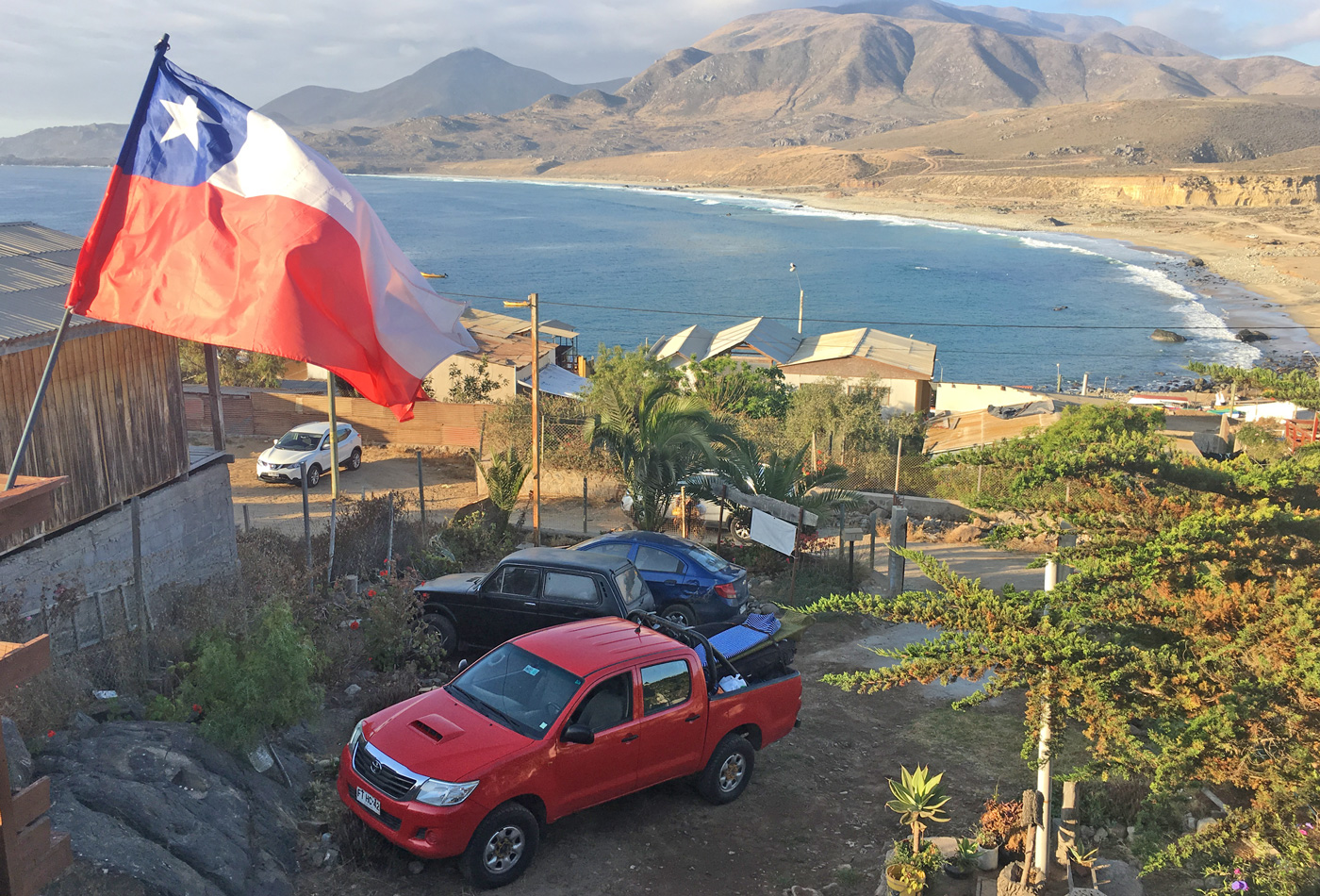 Dabujām arī citu auto – 4x4 Toyota Hilux pikapu un ātri nospraudām mērķi braukt tālāk, laimi meklēt ziemeļu virzienā – Čīle – sērfošana – kaitsērfings