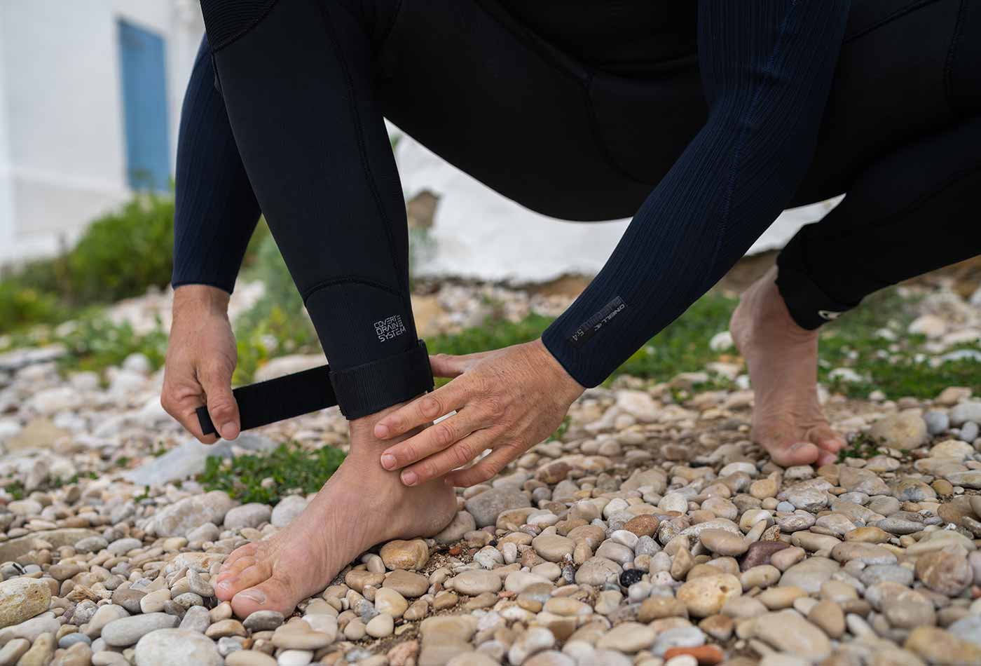 O'Neill Leg Chinches lentes ar Velcro lipekļiem, lai savilktu ciešāk kāju galus un pasargātu no ūdens šļakatu pakļūšanas zem hidrotērpa, nodarbojoties ar kaitsērfingu vai vindsērfingu.