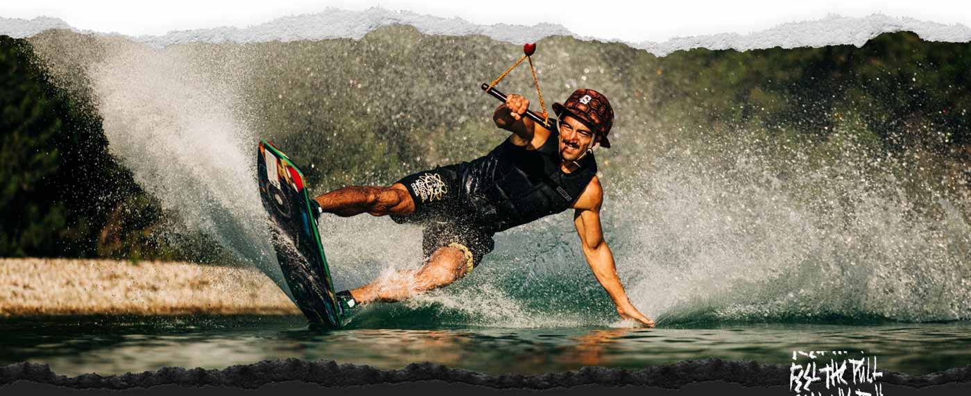 Tikpat karsts kā DJ Hotbox jaunākais skaņdarbs, Liquid Force TAO WakeSkate ir šeit, lai radītu vibrācijas un kustību! Jaunā Tao grafika ir tieši atbilstoša Dan's alter ego kā enerģiskam pagrīdes dīdžejam. Viss, ko esat iepazinuši un iemīļojuši augstas veiktspējas Wakeskate dēlī. Tas ir atgriezies un ir labāks nekā jebkad.