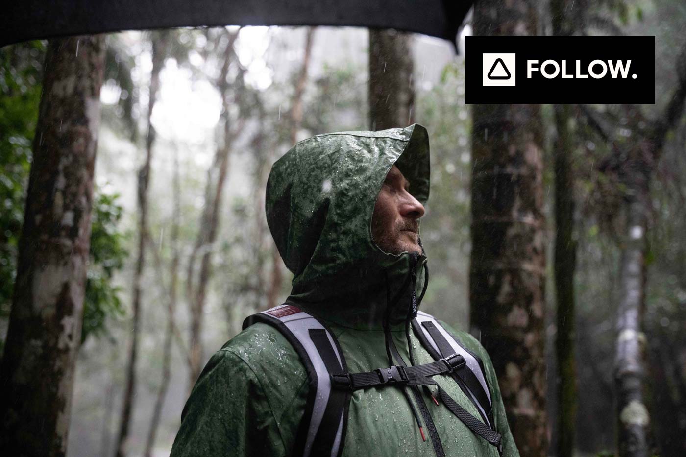 Follow Outer Spray Anorak vējjaka ar kapuci lieliski noderēs ne tikai veikojot, bet arī vēsā un slapjā laikā braucot ar velosipēdu, mopēdu, sēņojot ...vai uz ballīti :) Ceļošanai neaizstājama Spray Anorak jaka, kas ļauj jums pārvarēt visas dabas stihijas. 20K ūdensnecaurlaidības/20K elpojamības kategorija nozīmē, šī jaka ir piemērota lietošanai vējā un sniegā. DWR apstrāde un pilns iekšējais tīklveida oderējums ļauj to izmantot arī ūdenī, piemēram, veikojot. Izgatavota un Foolow Project One iedvesmota, Soft-Touch 12% pārstrādāta 4 virzienu stiepšanās stiepuma Soft-Shell materiāla. Joey kabata visām jūsu mantām, kā arī slēptās sānu kabatas ērtībai un siltumam. Ideāls Follow kvalitātes un daudzpusības pārstāvis. Jauns, gaumīgs piegriezums, kas piemērots ikdienas stilam.
