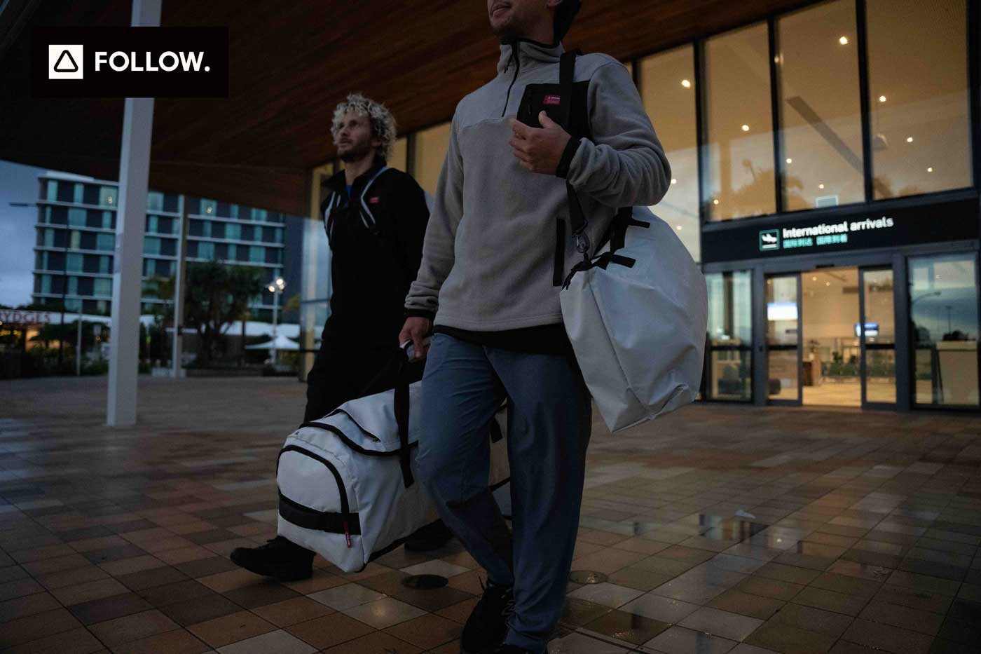 Follow Life Duffel sporta soma 80 litri – gaiši pelēka. Pārvadā visas savas mantas bez rūpēm un ar stilu. Veidota tā, lai pasargātu jūsu mantas no lietus, sniega un nejaušas noplūdes, izgatavots no izturīga ūdensnecaurlaidīga PVC / Ripstop materiāla. Augšējā atloks ar ūdensizturīgu rāvējslēdzēju, lai pasargātu saturu no lietus. Somai ir arī pilnvērtīgas polsterētas un paslēpjamas mugursomas tipa siksnas, kas piemērotas pārsēšanās laikā lidostā. Ar vairākām iekšējās un ārējās kabatas. Dubultas pacelšanas siksnas ērtai iekraušanai. Vienas pamatīga somas, kas der visiem mantu pārvadāšanas apstākļiem un ceļojuma vajadzībām.