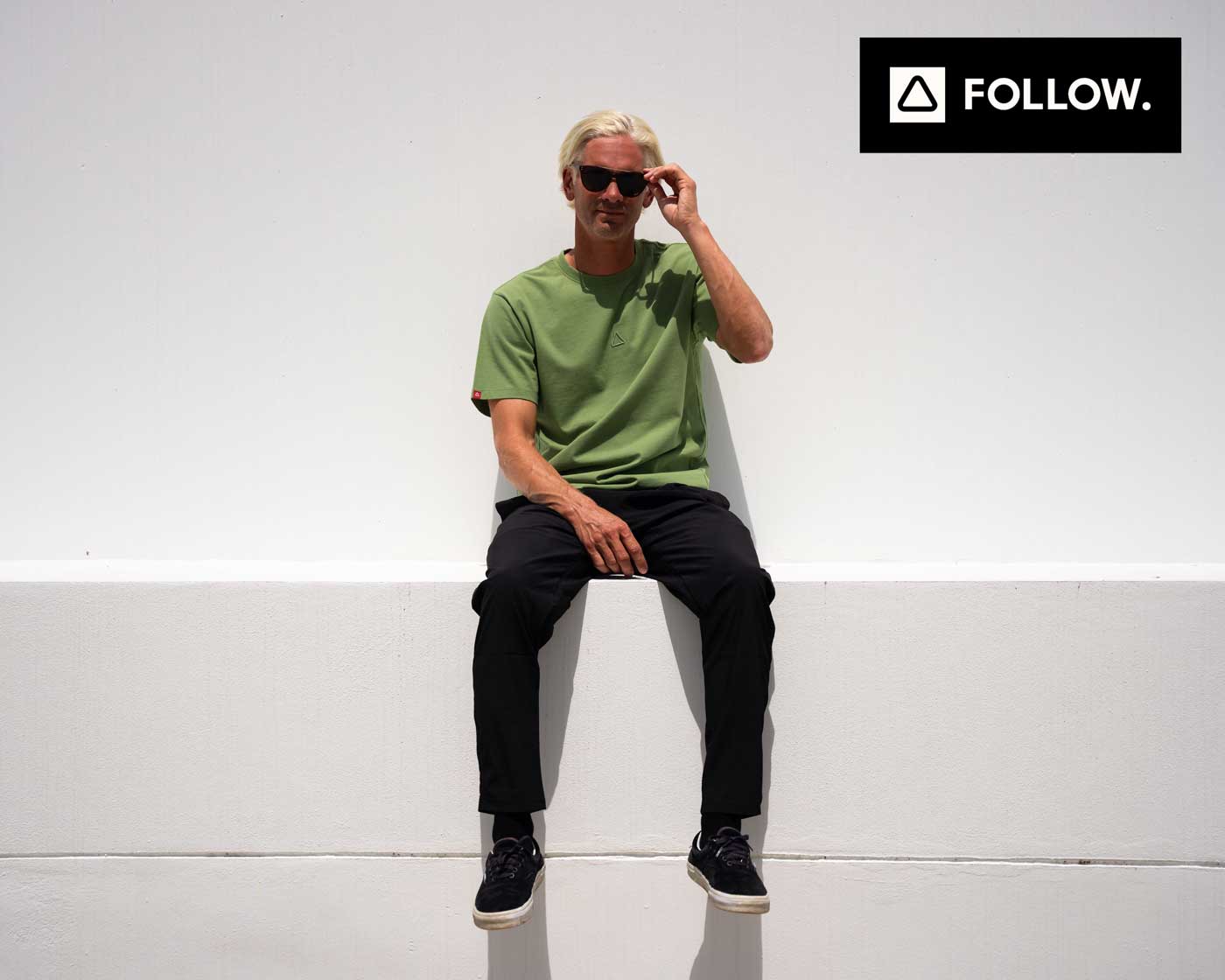 Follow Stitched T-krekls – Olīvju zaļš. Labas kvalitātes krekls labiem dzīves brīžiem. Atpazīstamā Follow zīmola trīsstūra ikona, kas iestrādāta krūšu vidū. 100% organiskās kokvilnas krekls ar atklātām šuvēm. Ceļojiet vai atpūšaties - tā ir jūsu izvēle, bet dariet to ar stilu, vienlaikus izceļot mūsu savu piederību veikbordistu kopienai.